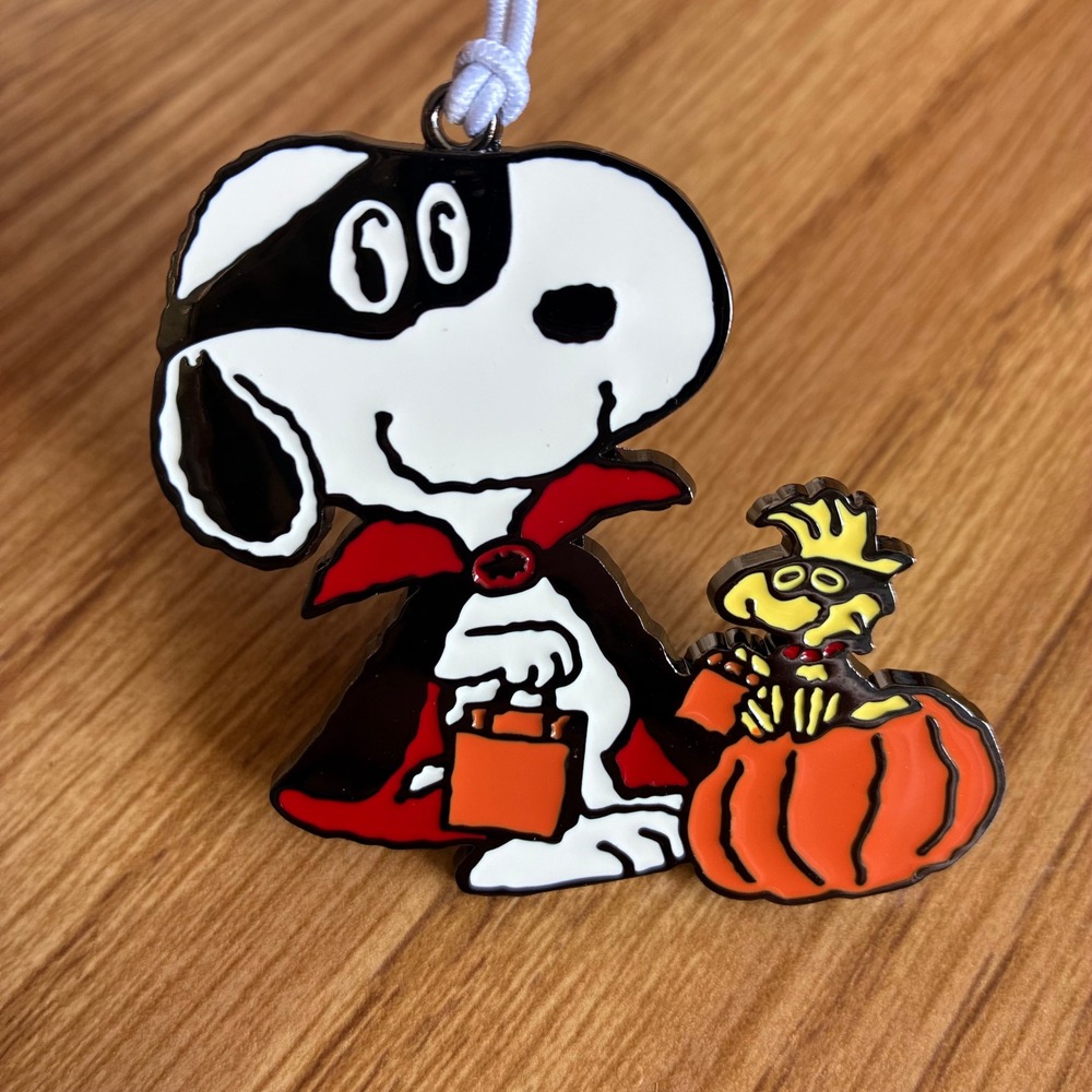 Hallmark Ornament Peanuts Snoopy Vampire Halloween Woodstock Pumpkin Cape